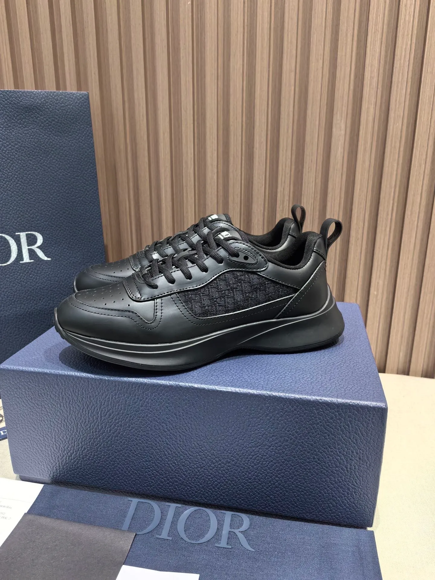 Factory price: 440💰 🔍Top purchasing agent🇮🇹 Dior's super-popular sports shoes, popular for street men, are synchronized with the new product counters. The uppers are made of Italian original imported cowhide and matched with D's customized fabrics. It is a must-have for fashionistas. The complex craftsmanship is perfectly reproduced. Imported soft cowhide foot pads, soles: original soles specially provided by the original factory, exclusive movable molded soles are super comfortable, original factory follow-up goods, 🔍🔍high quality, you can enter and exit the counter at will, welcome to compare, code number 38-45 (46 can be customized and cannot be returned or exchanged)